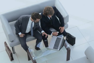 dizüstü bilgisayarda veri tartışırken iş arkadaşları.