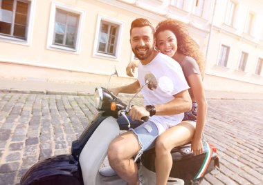 Genç çift bir scooter sürme ve having fun