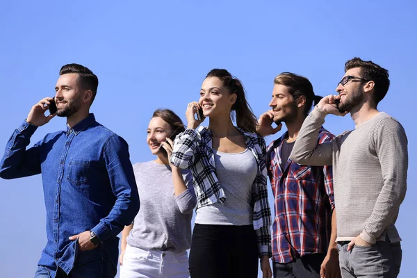Detailní záběr na skupinu mladých lidí s chytrými telefony. — Stock fotografie