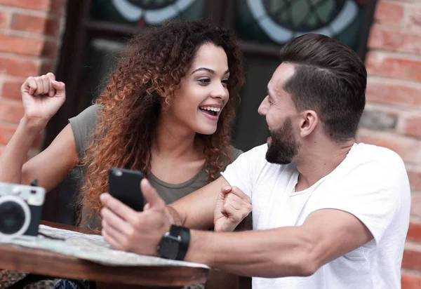 Retrato de una joven pareja sentada en la terraza de un café —  Fotos de Stock