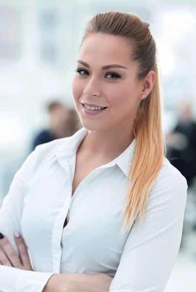 Närbild porträtt av framgångsrik affärskvinna på suddig bakgrund office — Stockfoto