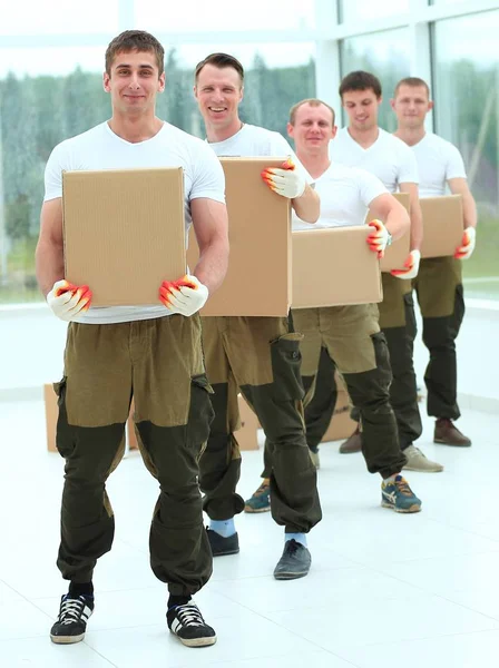 Equipo de constructores con cajas de materiales de construcción —  Fotos de Stock