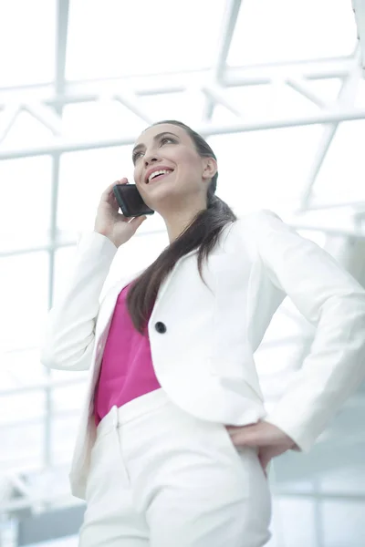 Стильная деловая леди разговаривает по телефону — стоковое фото
