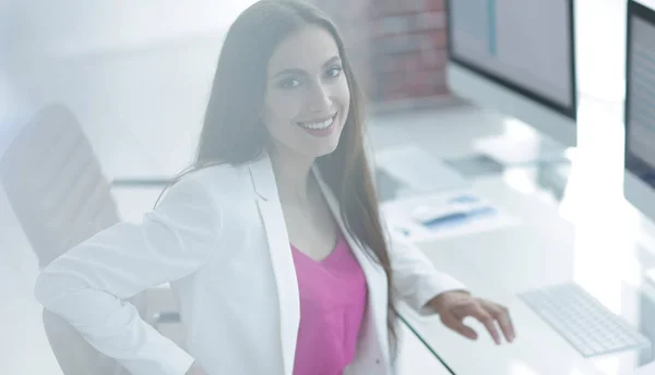 Portrait de femme d'affaires réussie au bureau — Photo