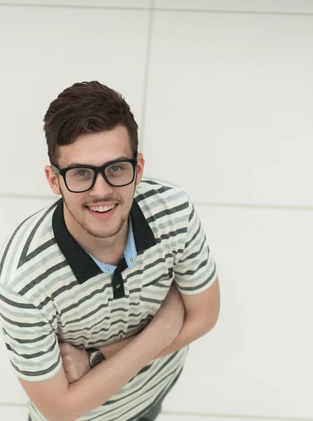 Θέα από το top.successful νεαρός άνδρας με γυαλιά που βλέπουν τα φωτογραφικών μηχανών — Φωτογραφία Αρχείου