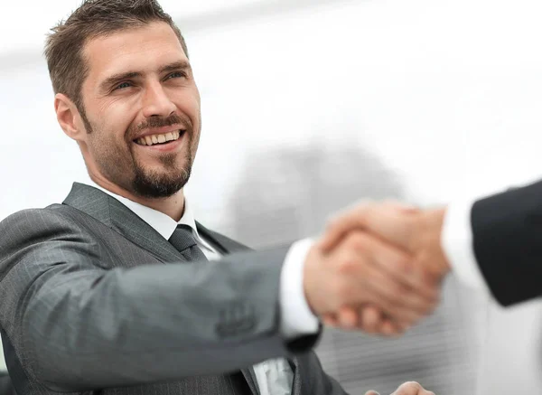 Närbild .handshake av affärspartners på ett skrivbord — Stockfoto
