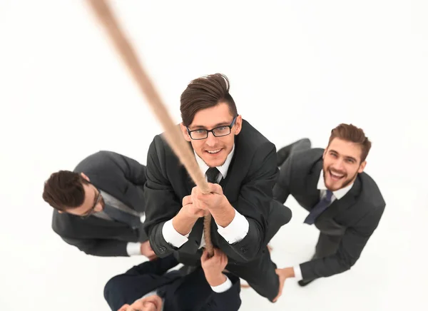Equipe de negócios ajudando o líder a subir a corda — Fotografia de Stock