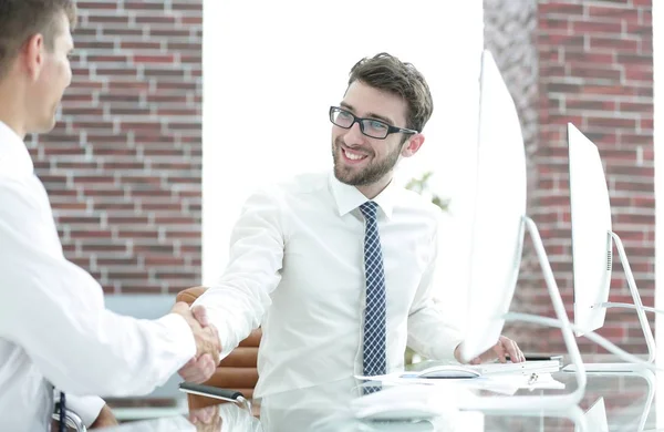 Handschlag eines Geschäftsmannes und Buchhalters — Stockfoto