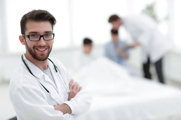Ansvarig läkare på bakgrunden av kammaren — Stockfoto