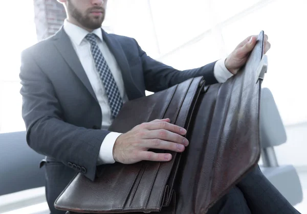 Geschäftsleute mit Koffer in modernem Büro — Stockfoto