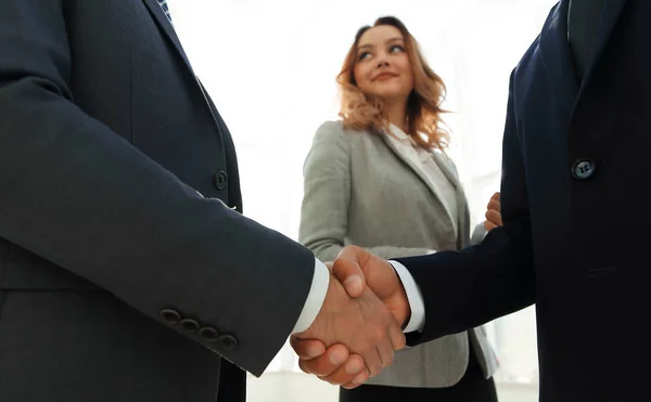 Närbild affärsman handslag tillsammans på mötesrummet — Stockfoto