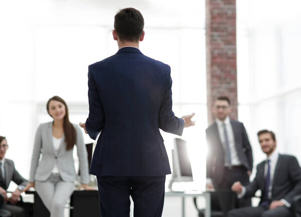 женщина не удовлетворена работой своего подчиненного
