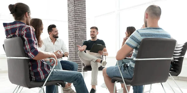 Equipo de negocios discutiendo ideas — Foto de Stock