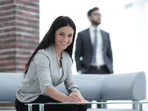 Zakenvrouw ondertekent documenten in een modern kantoor. — Stockfoto