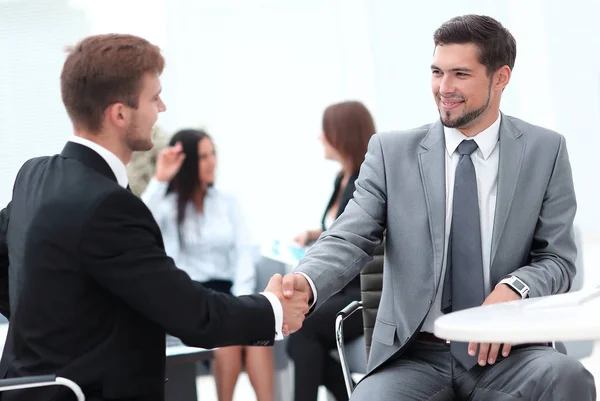 Handshake Manager a klient v kanceláři. — Stock fotografie