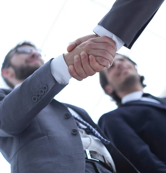 Immagine ritagliata di uomini d'affari che si stringono la mano — Foto Stock