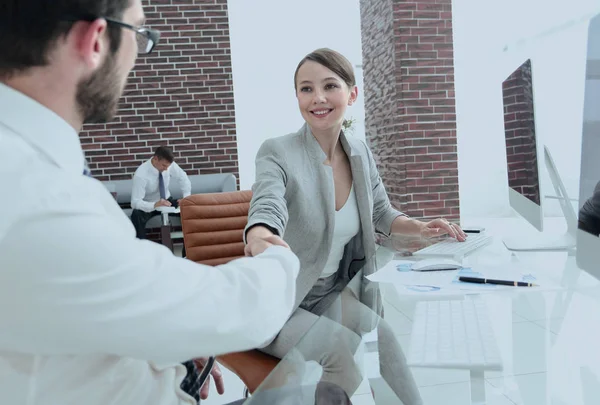 Geschäftsfrau beim Händeschütteln mit Geschäftspartner — Stockfoto