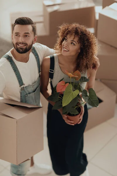 Krásný mladý pár nese krabice do nového domova. — Stock fotografie