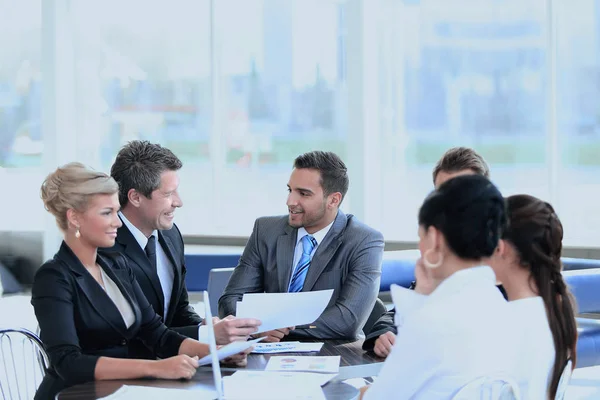 Partner commerciali e team di lavoro che discutono questioni di business . — Foto Stock