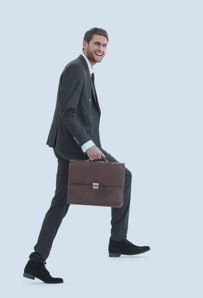 I full tillväxt. en affärsman med en läderportföljer går upp. — Stockfoto