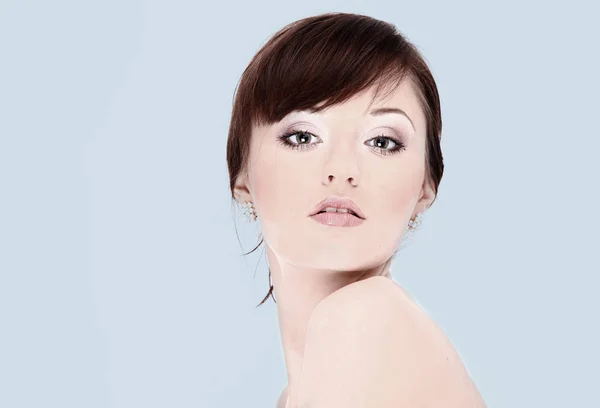 Primo piano volto di giovane donna su sfondo bianco . — Foto Stock