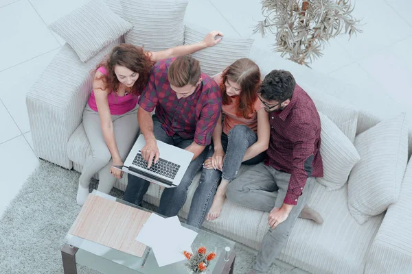 Grupp vänner med en bärbar dator, diskutera video — Stockfoto