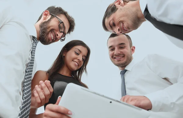 Närbild av business-team tittar på digital tablett. — Stockfoto