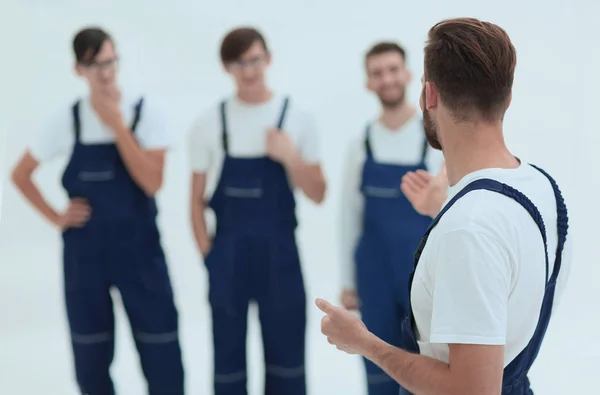 Fröhliches Team verantwortungsbewusster Macher und ihr lächelnder Führer. — Stockfoto