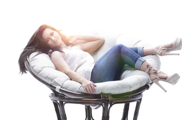 现代的年轻女子坐在圆圆的舒适柔软的椅子上休息. — 图库照片
