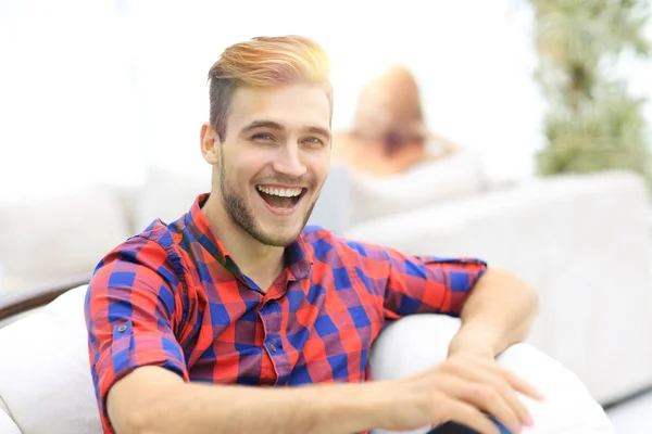 Close-up de jovem feliz mostrando para a frente , — Fotografia de Stock