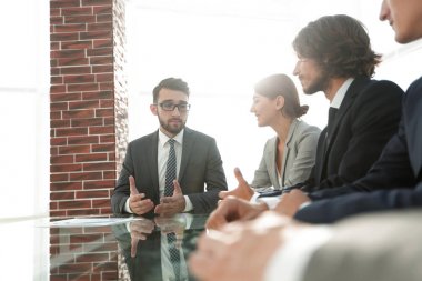 Masa başında oturan iş takım