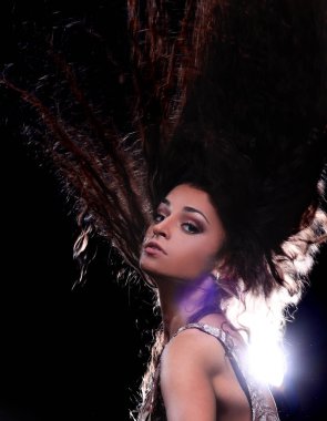 Bir gece disko kulüpte dans genç esmer kadın.