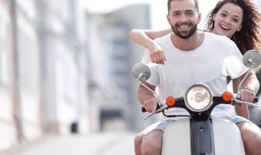 Güneşli bir günde bir şehir sürme mutlu genç Çift