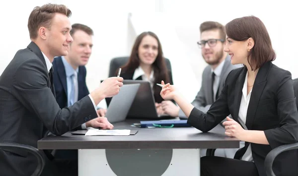 Equipo de negocios tiene una lluvia de ideas —  Fotos de Stock