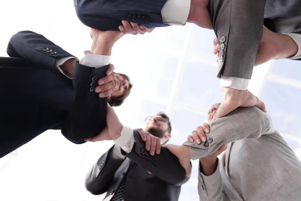 Equipe de negócios estão tomando as mãos uns dos outros — Fotografia de Stock