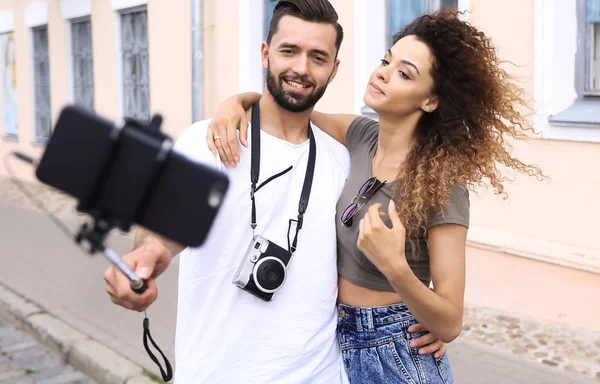 Feliz pareja viajera haciendo selfie, estado de ánimo romántico . — Foto de Stock