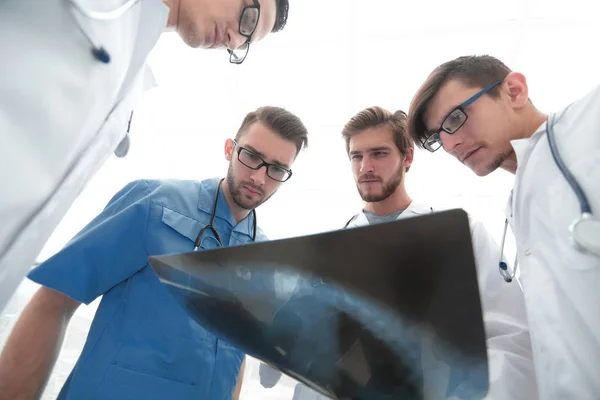 Inferiore view.team di medici che discutono una radiografia — Foto Stock