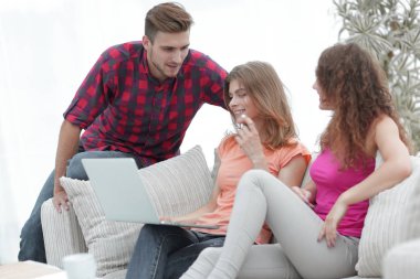 genç insanların oturma odasında.