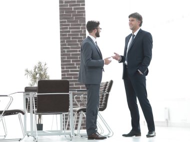 İki şirket yöneticileri iş ofiste söz.