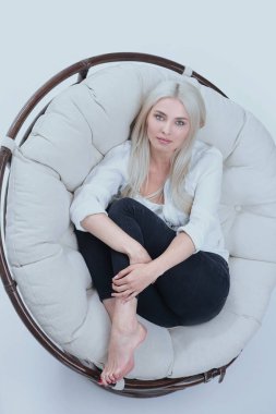 Yukarıdan görüntüleyin. Yakın çekim güzel bir üzücü genç kadının yalan 