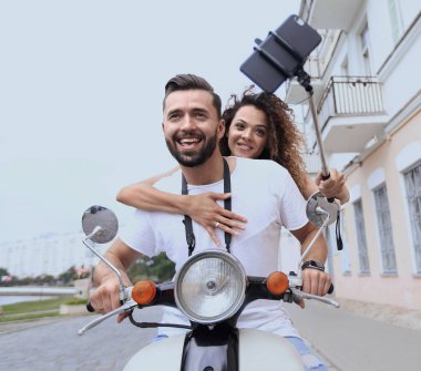 Selfie smartphone üzerinde açık yapma scooter üzerinde mutlu çift
