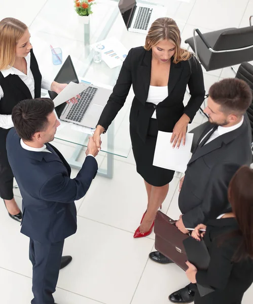 Handshake Manager e o cliente após a assinatura do contrato — Fotografia de Stock