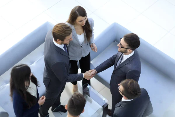 Pessoas, trabalho e conceito corporativo - reunião de equipe de negócios em de — Fotografia de Stock