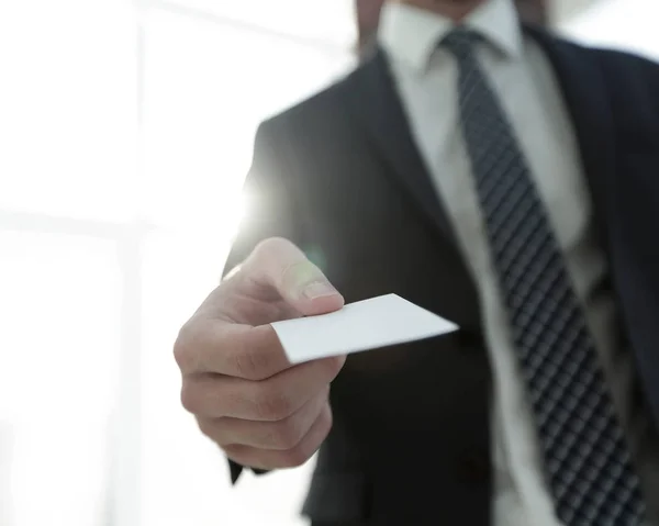 Zakenman geven visitekaartje op lichte achtergrond — Stockfoto