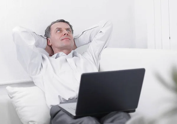 .homme d'affaires avec ordinateur portable relaxant dans la chambre d'hôtel — Photo