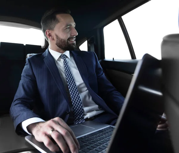Jistý podnikatel sedí v autě — Stock fotografie