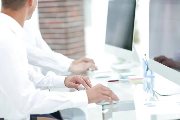 Handen tekst typen op het toetsenbord van de computer. wazig zakelijke achtergrond. — Stockfoto