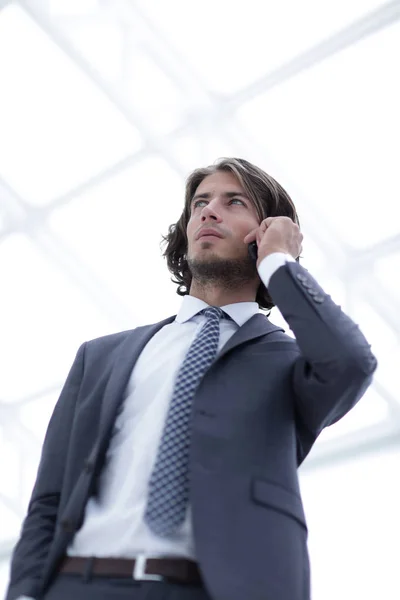 Hombre de negocios hablando en móvil .isolated en blanco . — Foto de Stock
