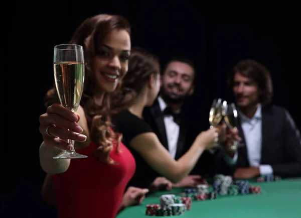 Chica bebiendo cóctel en el casino — Foto de Stock