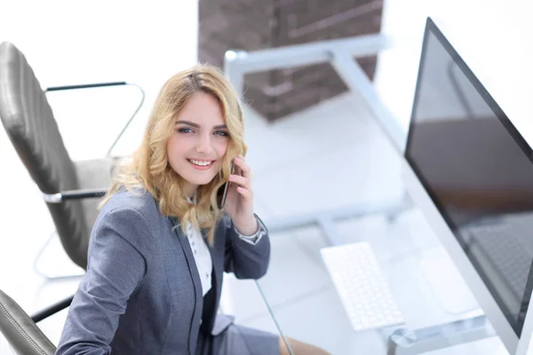 Erfolgreiche junge Geschäftsfrau am Schreibtisch — Stockfoto